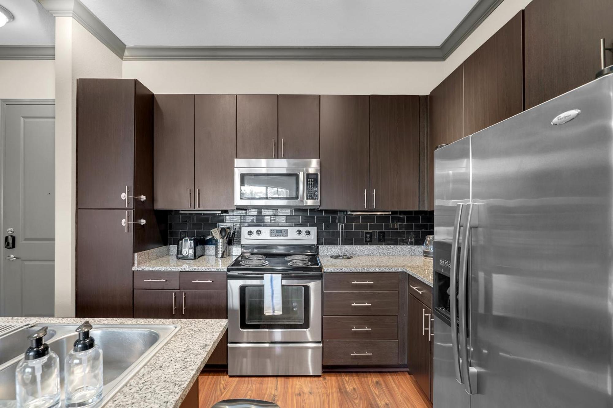 Cozy 2br Near Bok Center - Gym, Pool, Pet Friendly *
