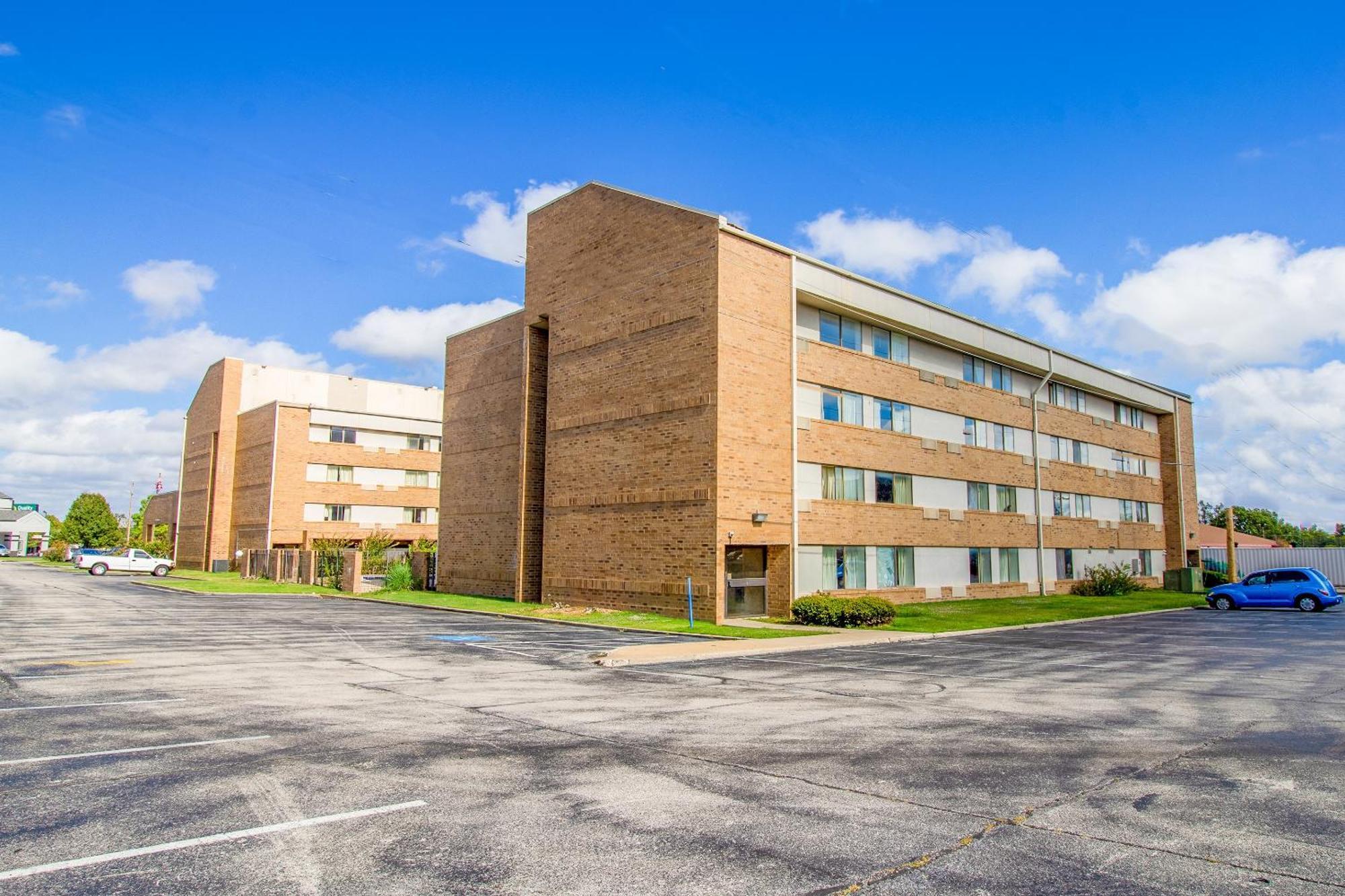 Square Central, I-44 By Oyo Hotel