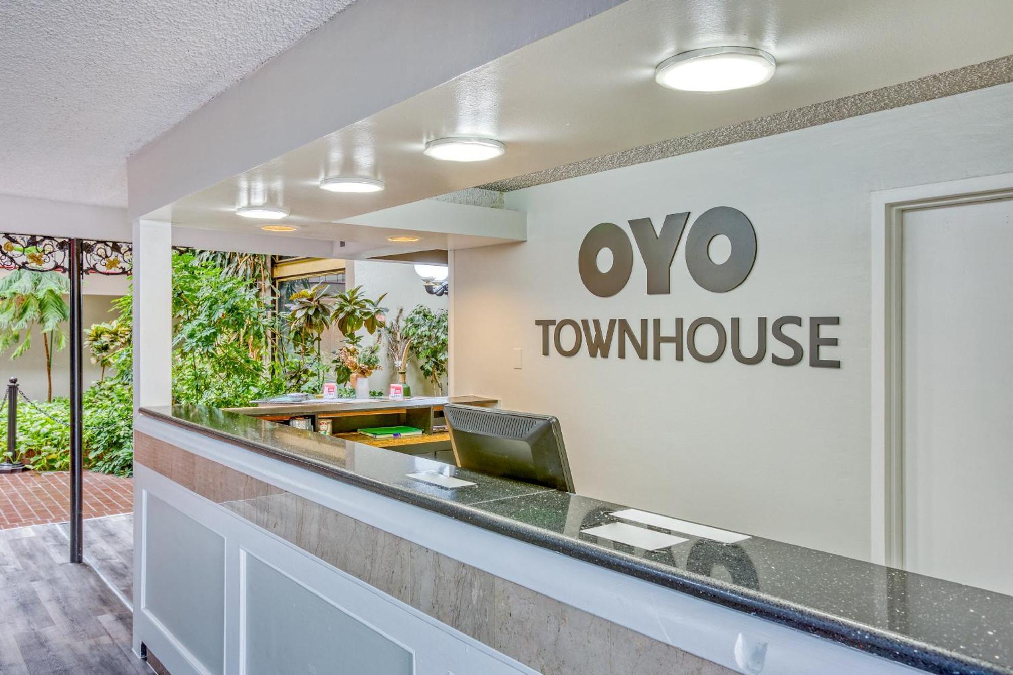 Oyo Townhouse Woodland Hills 2*