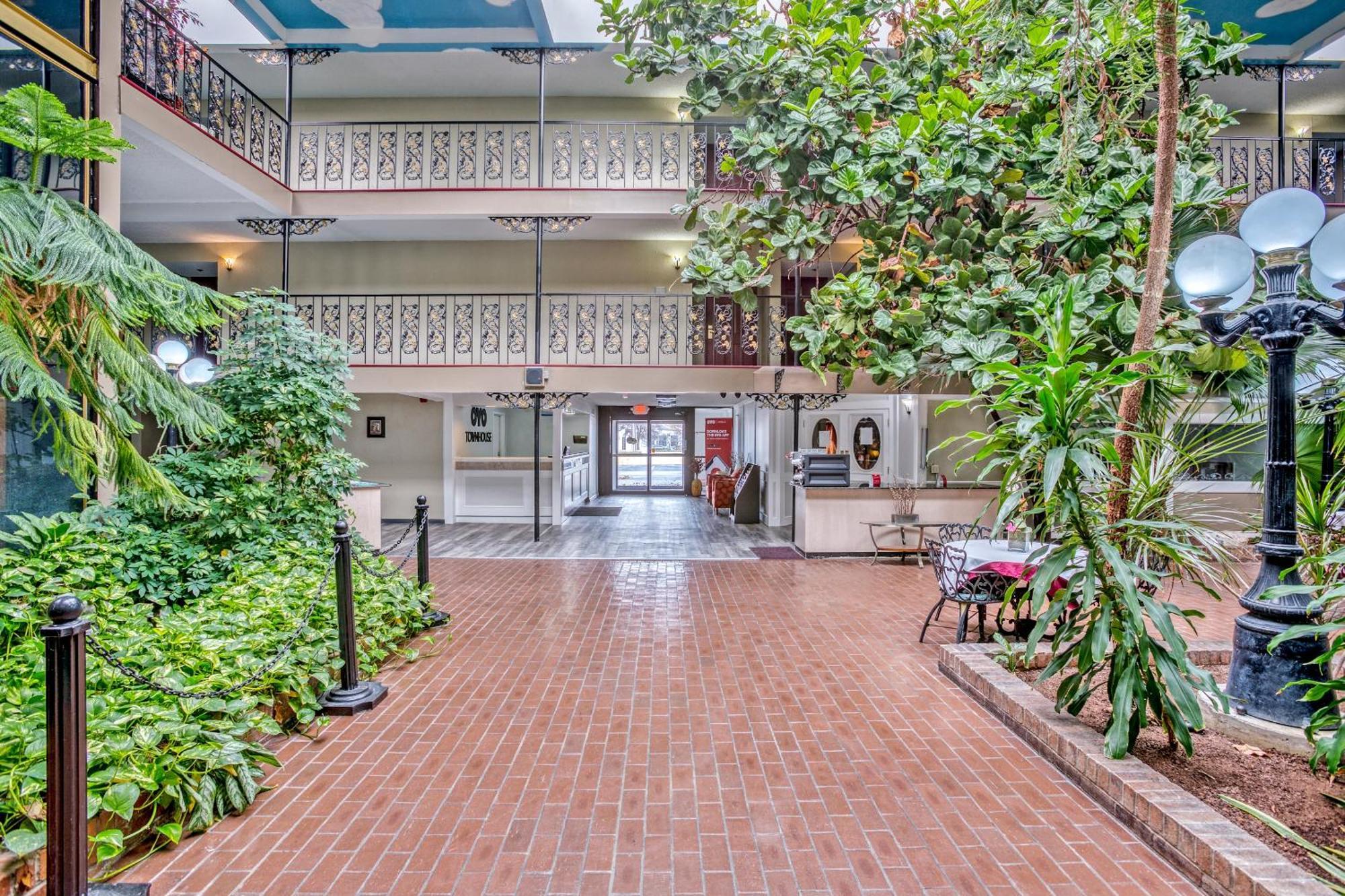 Oyo Townhouse Woodland Hills Hotel