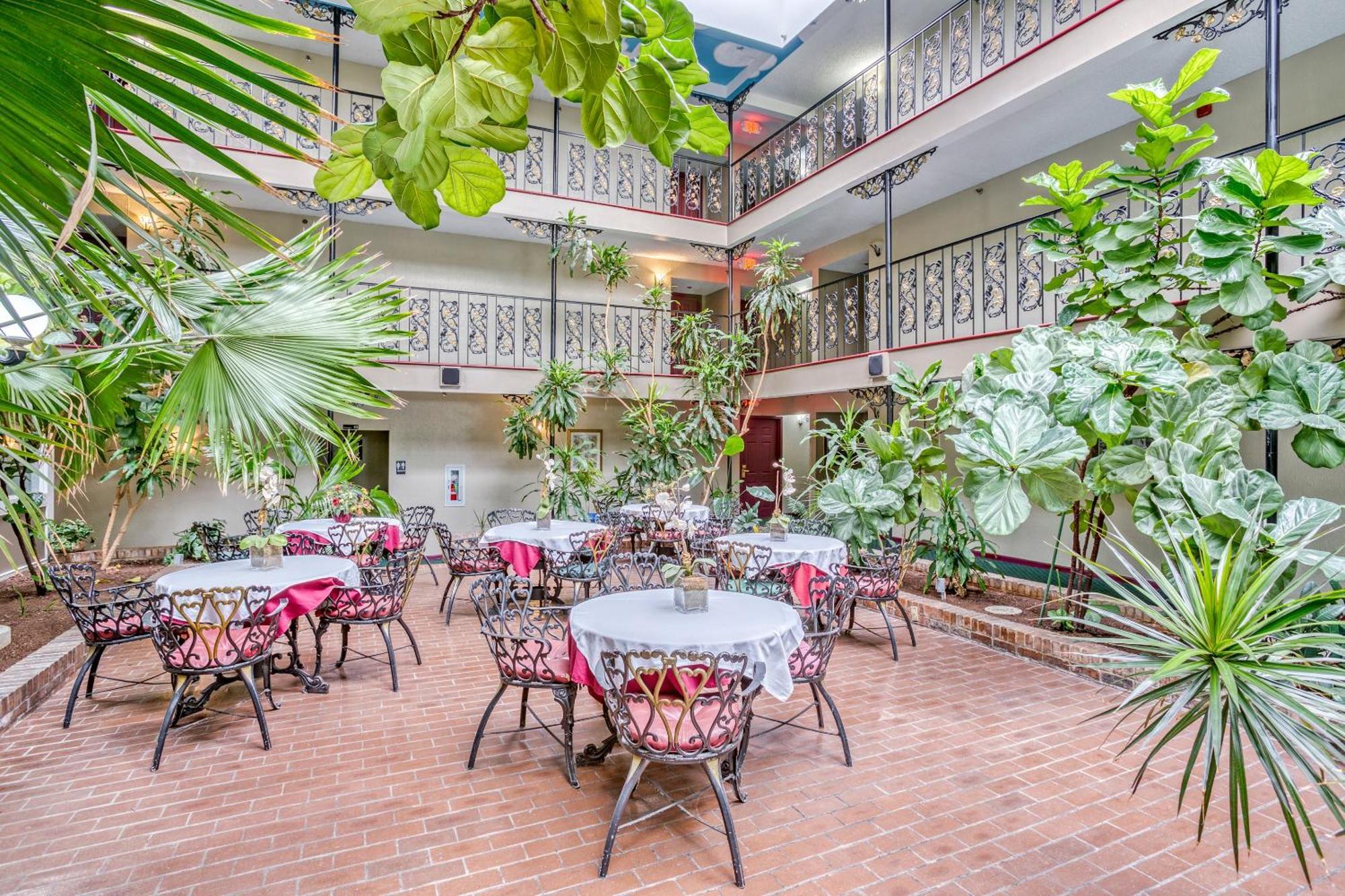 Oyo Townhouse Woodland Hills 2*