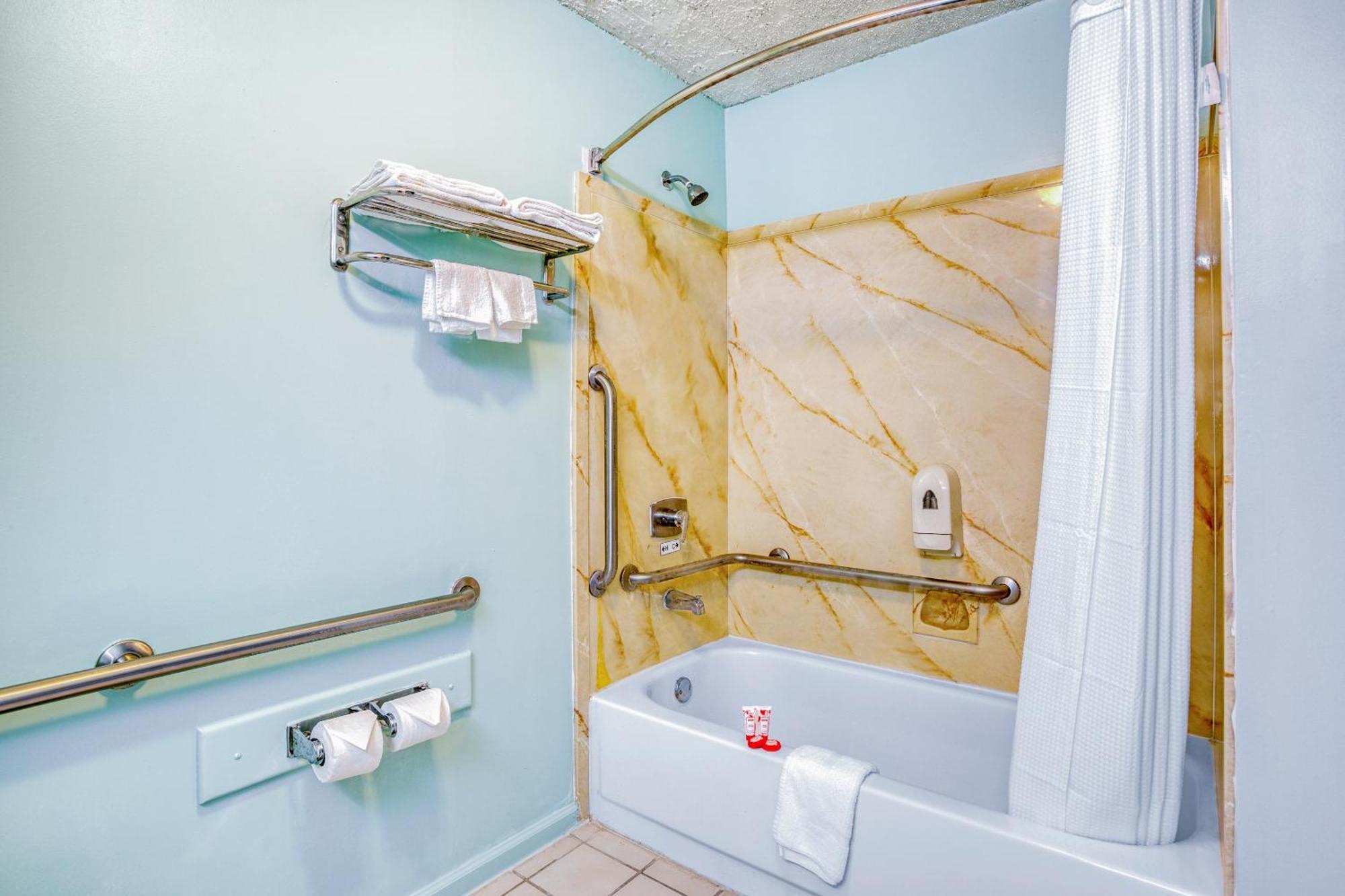 Hotel Oyo Townhouse Woodland Hills