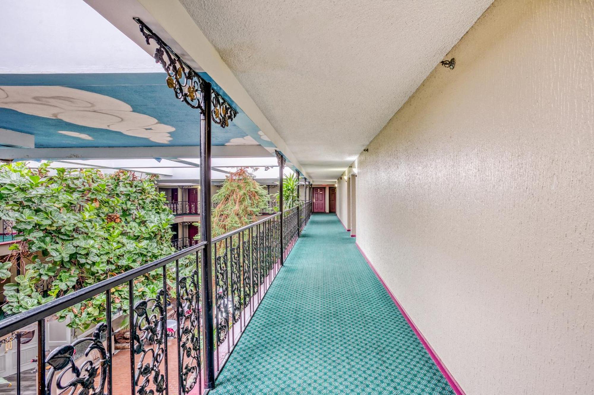 Oyo Townhouse Woodland Hills