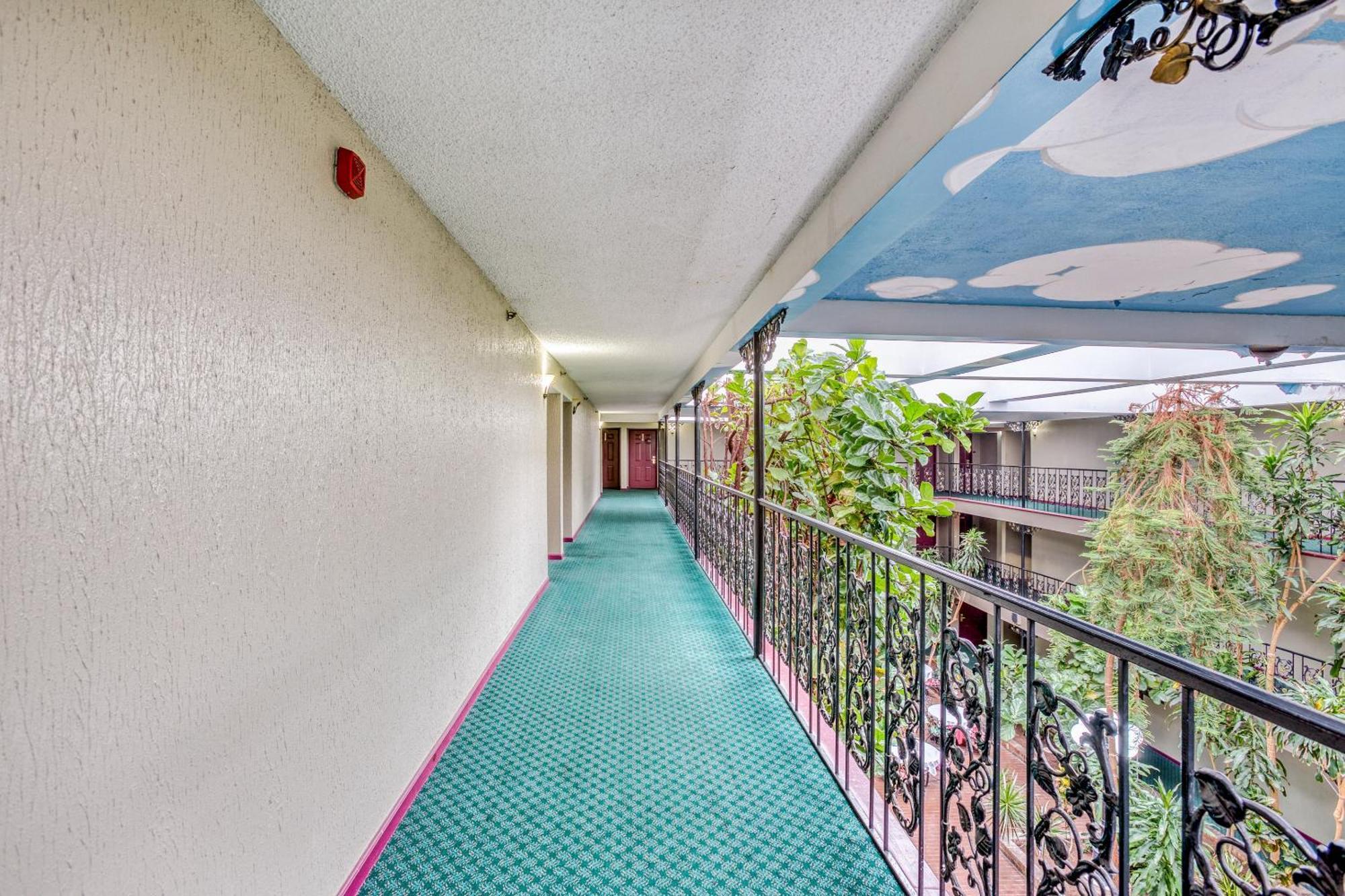 Oyo Townhouse Woodland Hills Hotel