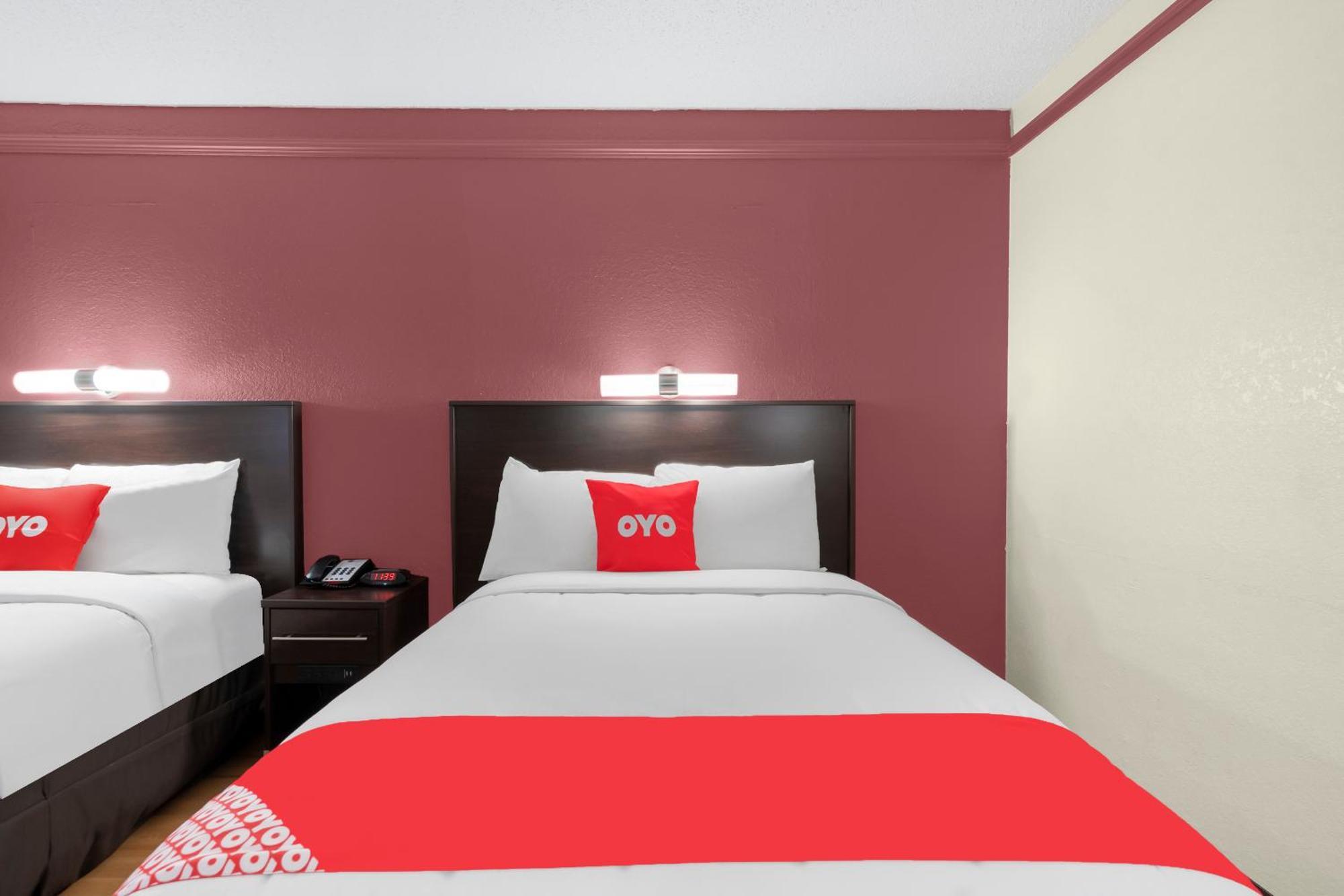 Oyo N Sheridan Rd & Airport Hotel