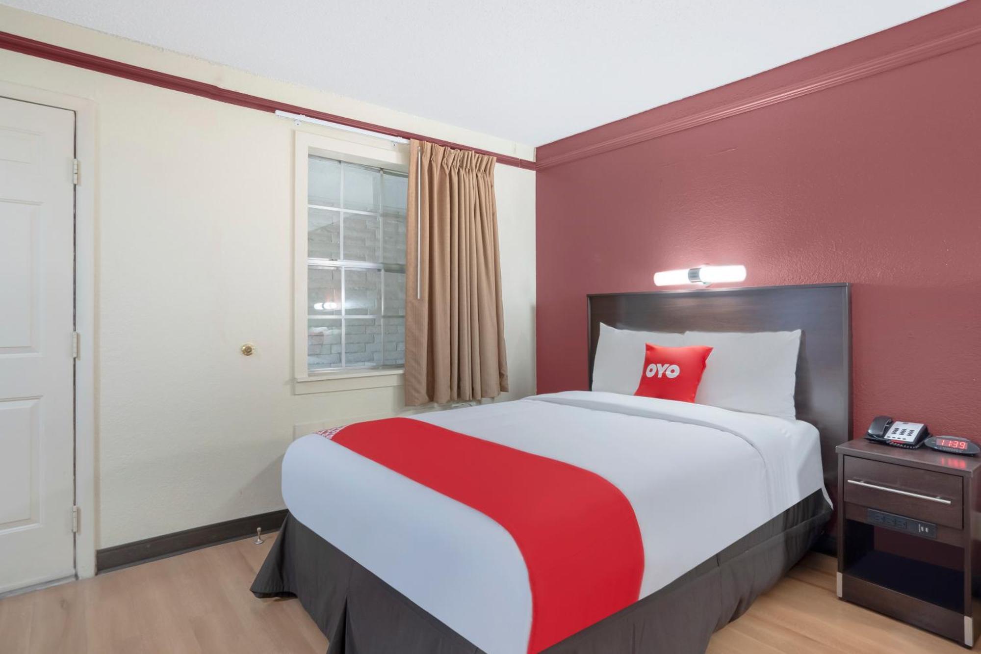 Hotel Oyo N Sheridan Rd & Airport 2*
