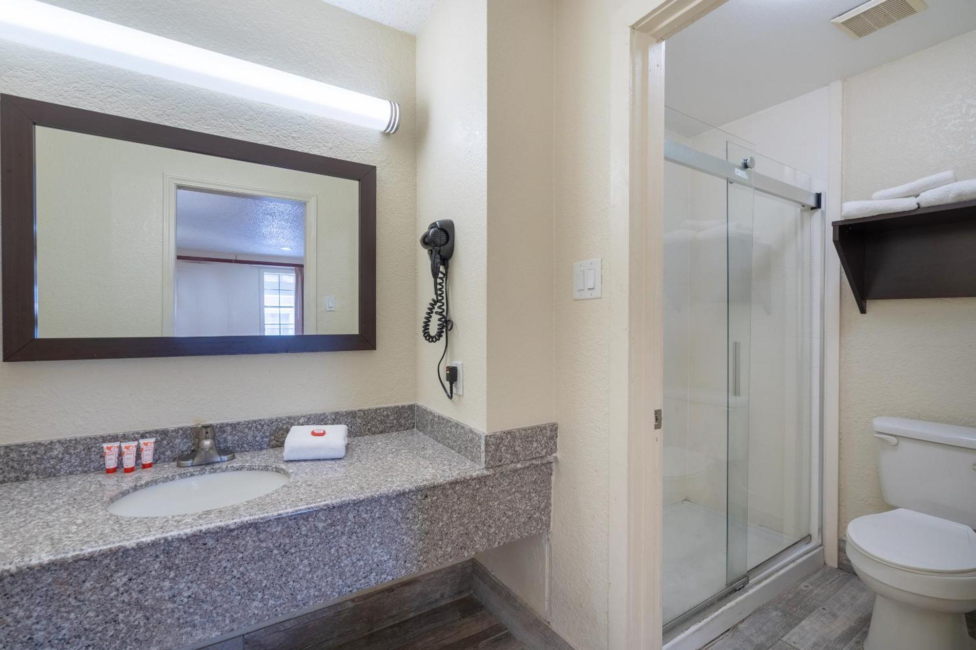 Oyo N Sheridan Rd & Airport Hotel 2*