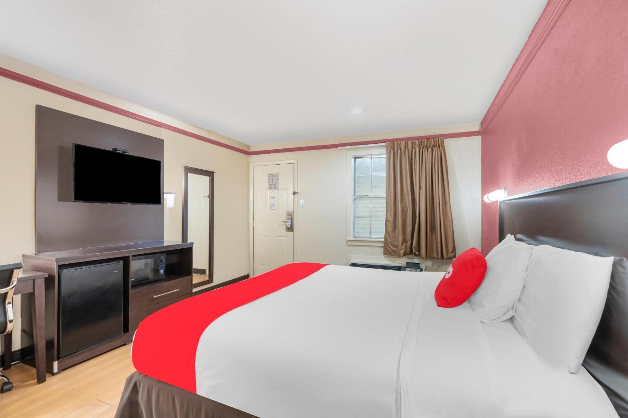 Oyo N Sheridan Rd & Airport Hotel