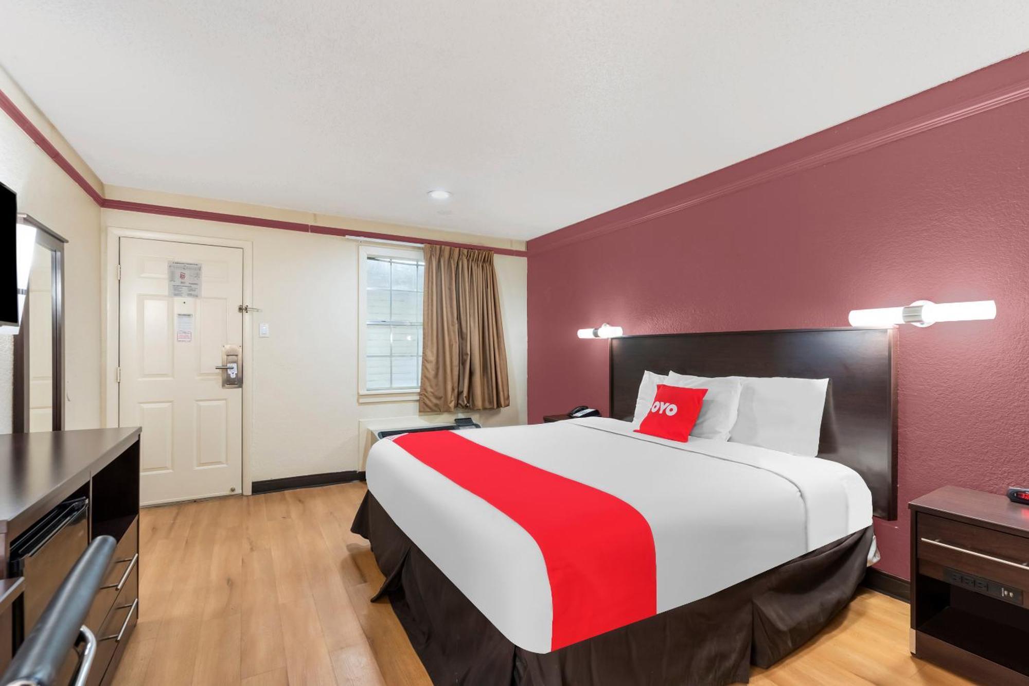 Oyo N Sheridan Rd & Airport Hotel 2*
