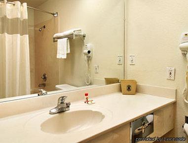 Hotel Super 8 By Wyndham Tulsa/downtown/east