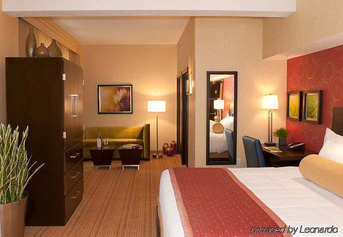 Courtyard By Marriott Downtown Hotel