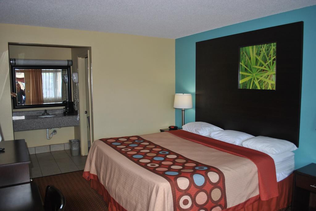 Super 8 By Wyndham Hotel 2*