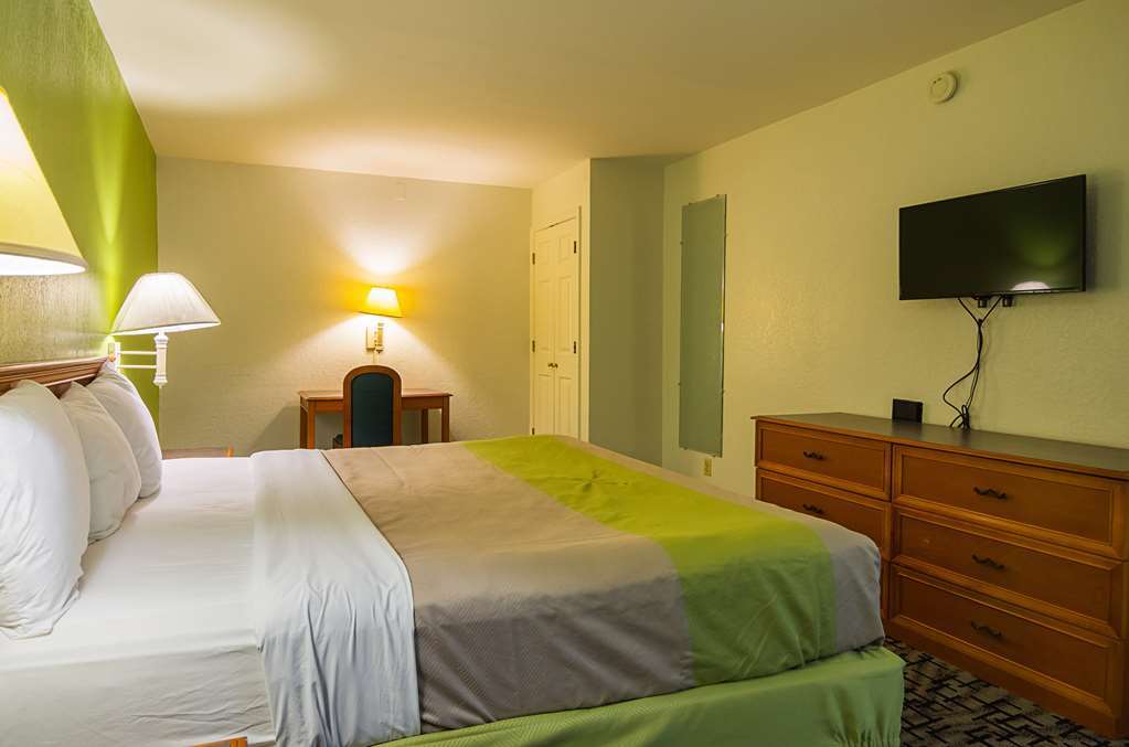Baymont By Wyndham Broken Arrow Motel