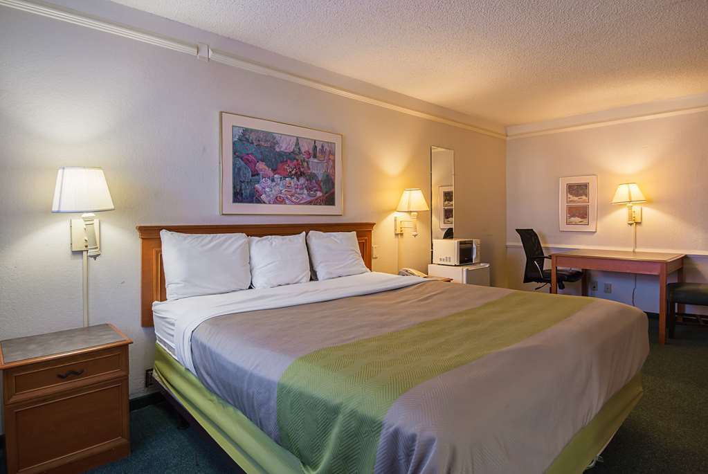 Baymont By Wyndham Broken Arrow 2*