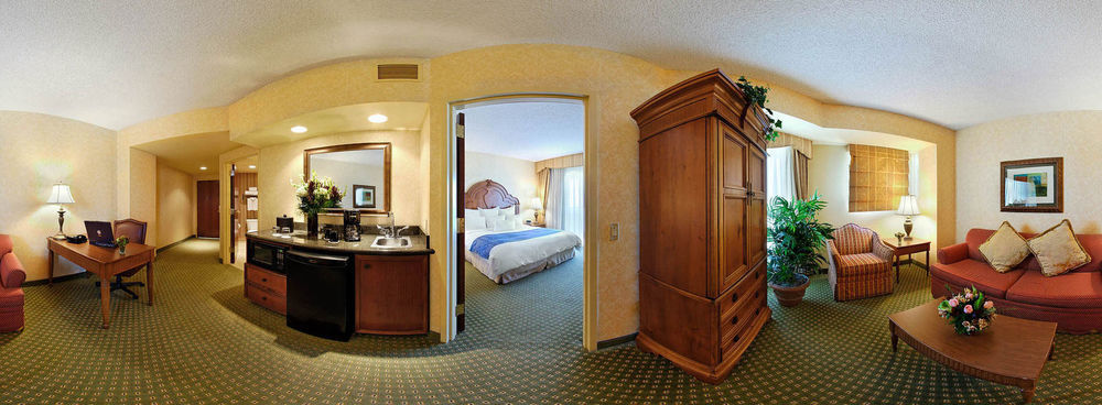 Renaissance & Convention Center 4*
