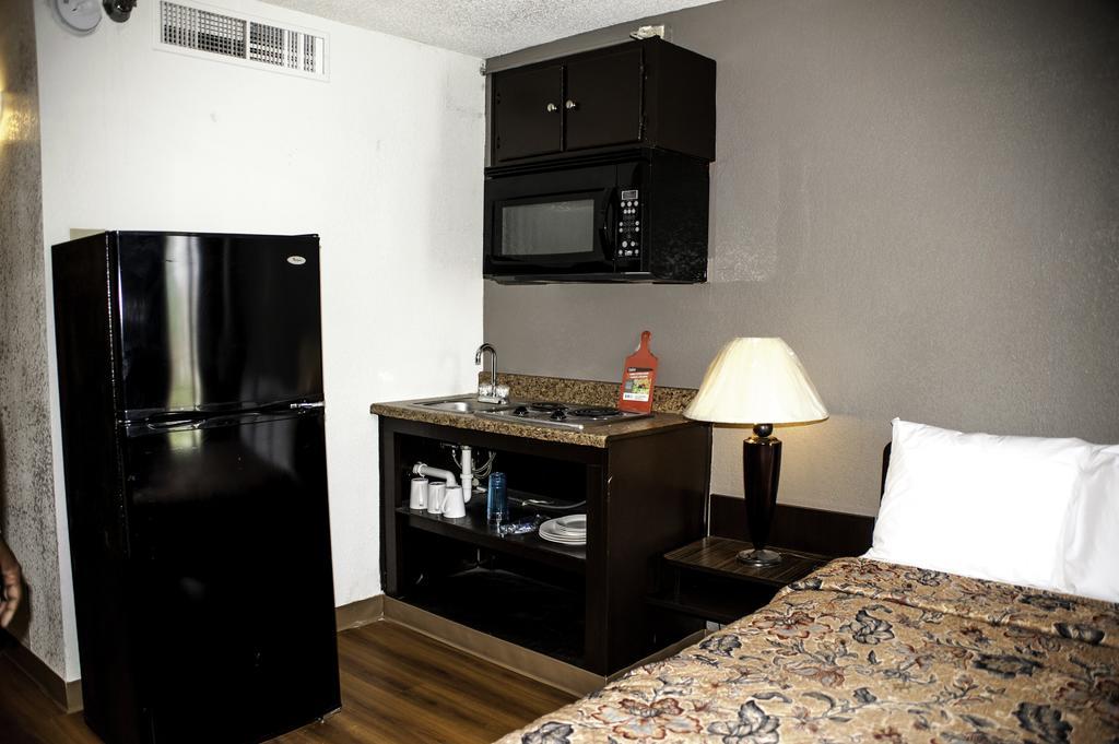 6 Fairgrounds Hotel