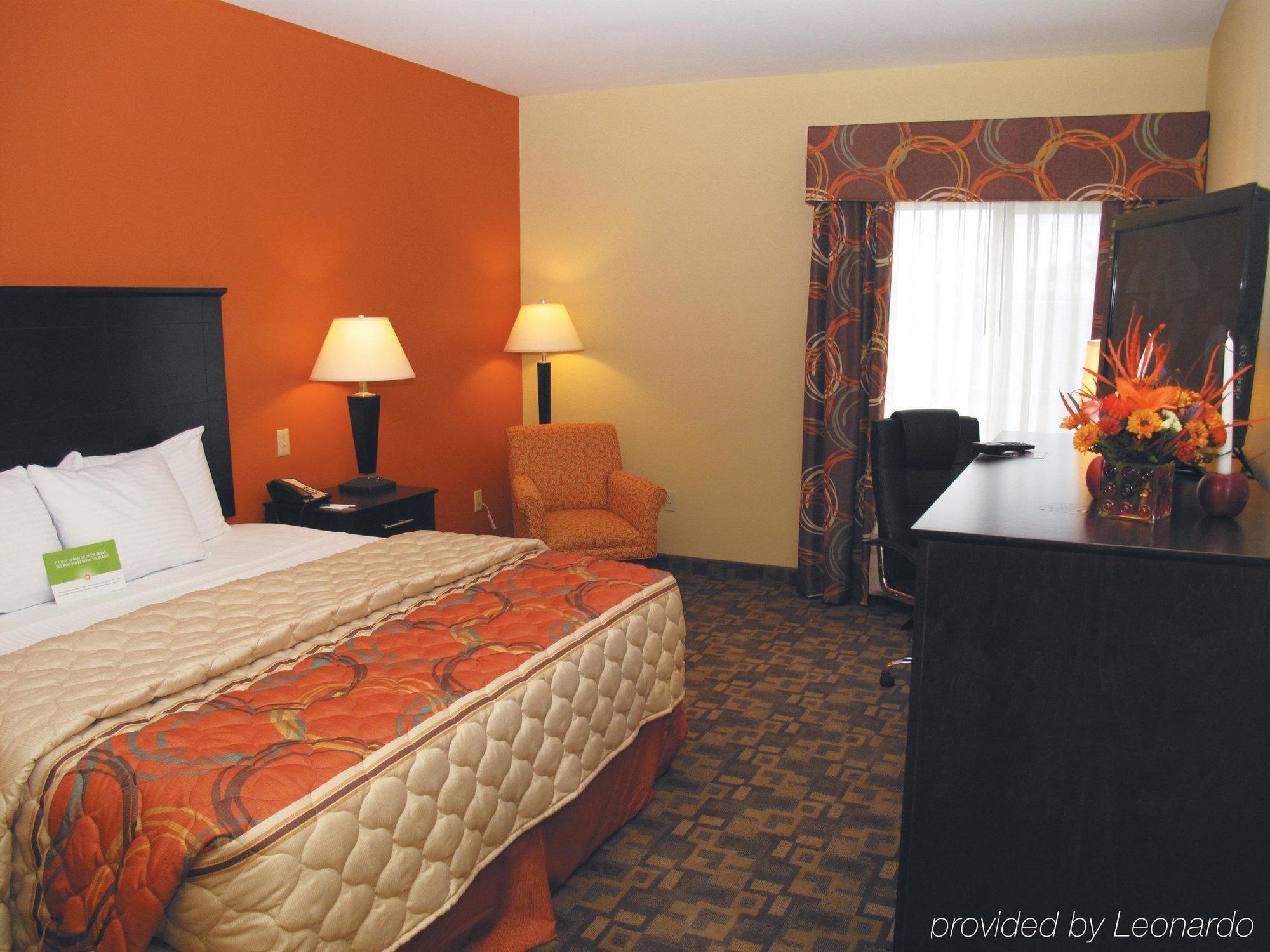 Hotel La Quinta By Wyndham Airport / Expo Square 3*