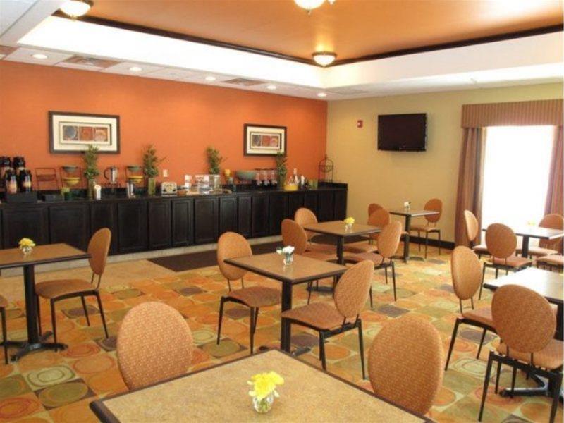 Hotel La Quinta By Wyndham Airport / Expo Square