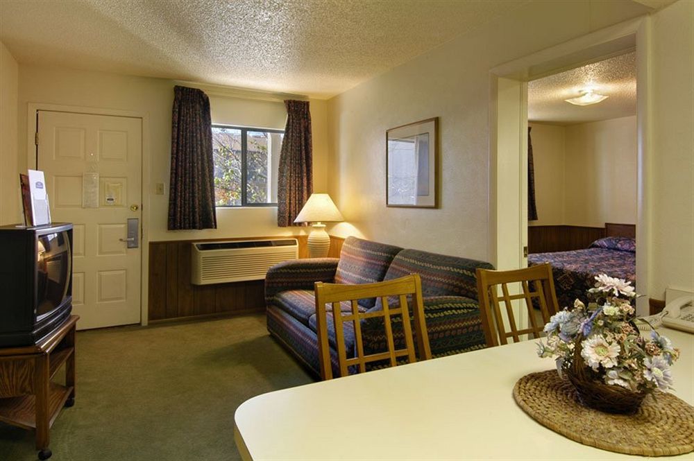 Howard Johnson Hotel Tulsa