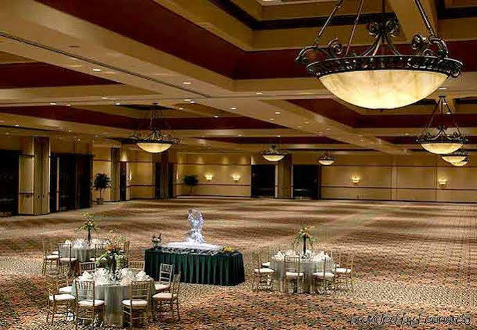 Renaissance & Convention Center Hotel 4*