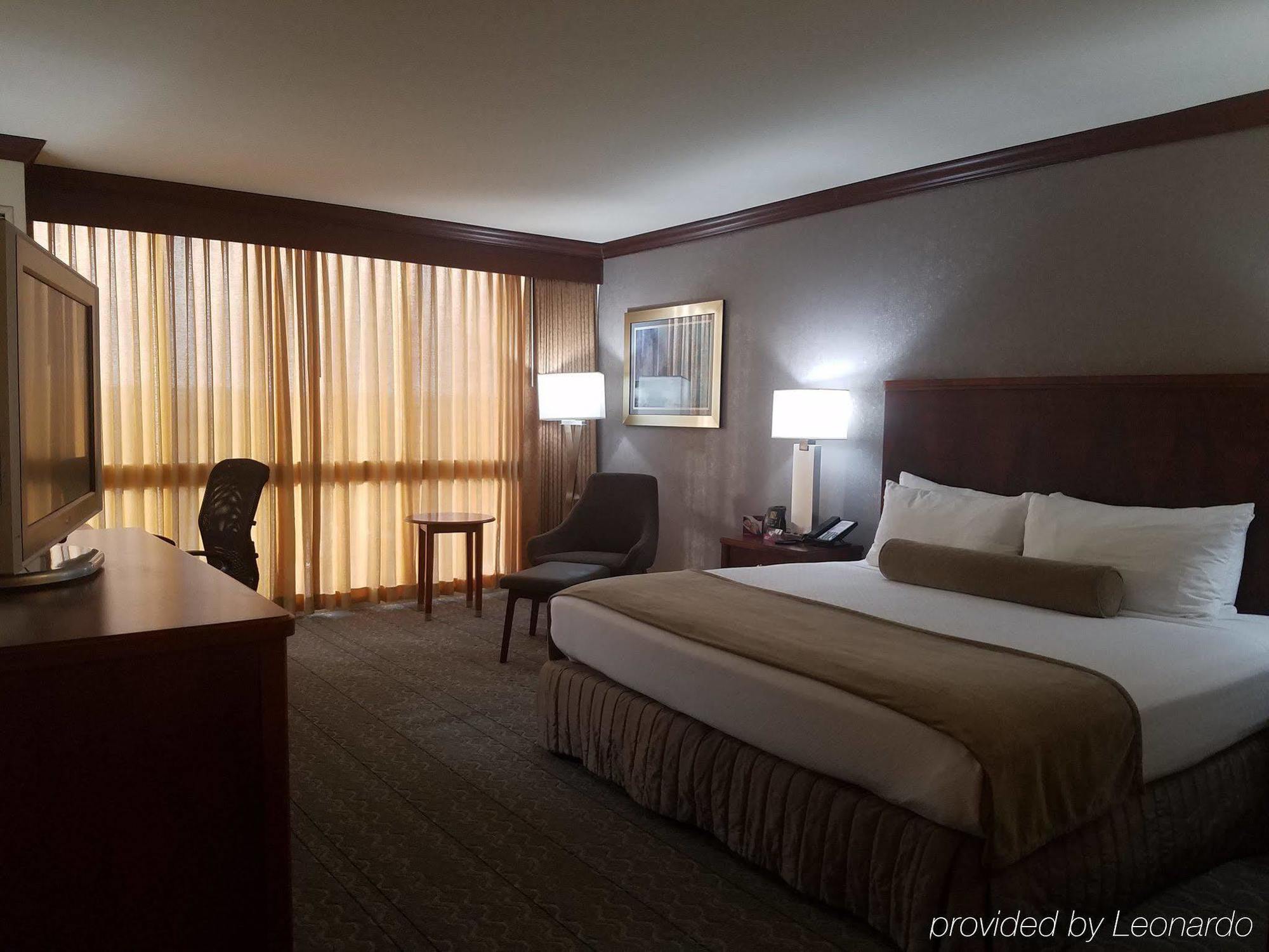 Crowne Plaza Southern Hills 4*