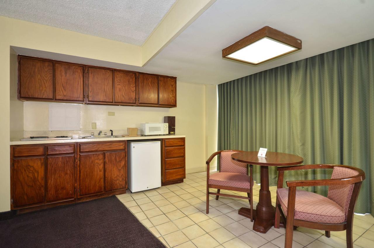 Days By Wyndham Southern Hills/oru Hotel