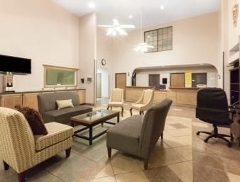 Super 8 By Wyndham Tulsa/downtown/east