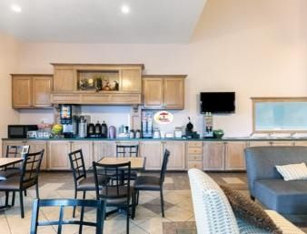 Super 8 By Wyndham Tulsa/downtown/east Hotel 2*
