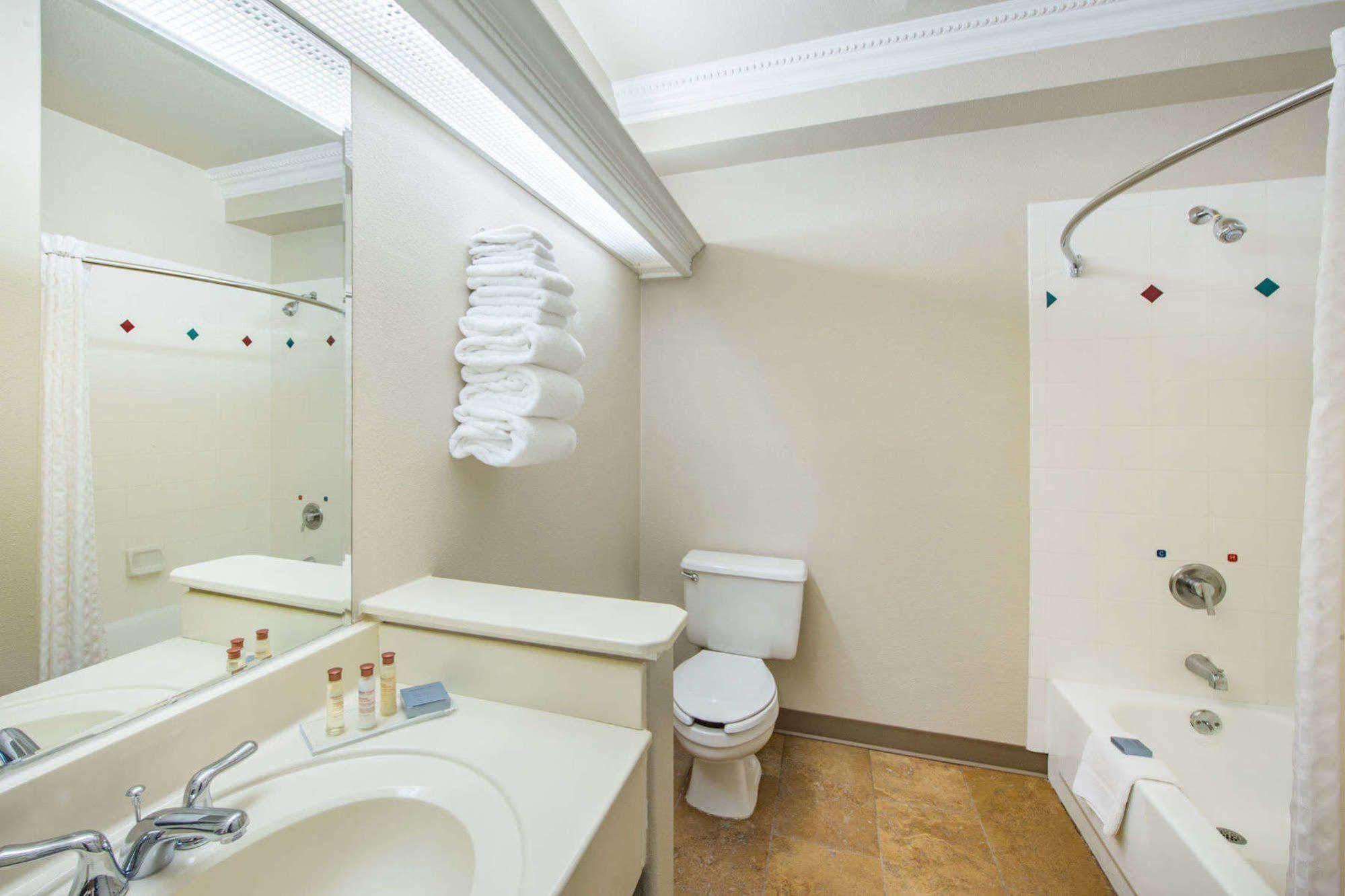 Renaissance & Convention Center 4*