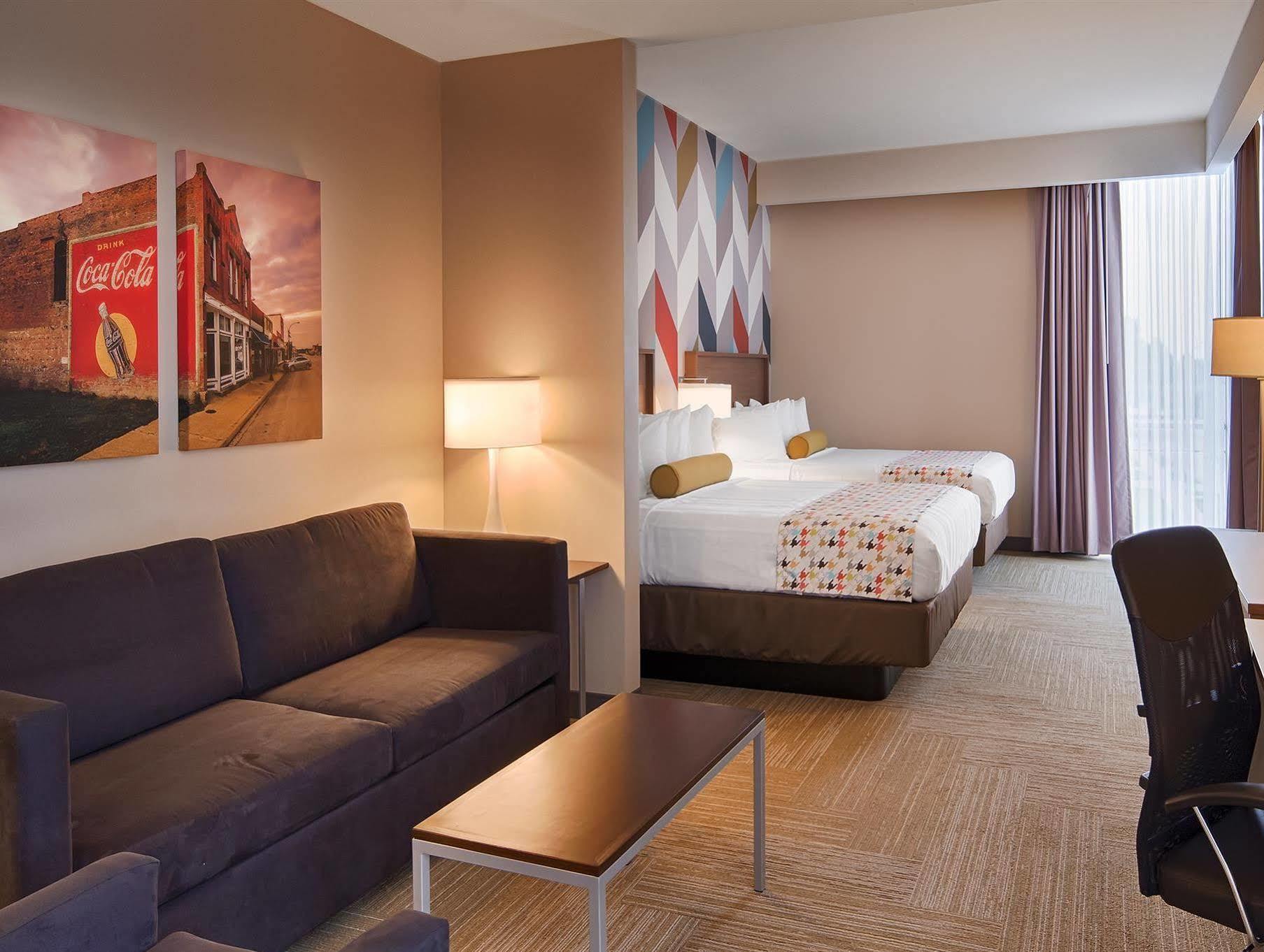 La Quinta & By Wyndham Downtown - Route 66 Hotel