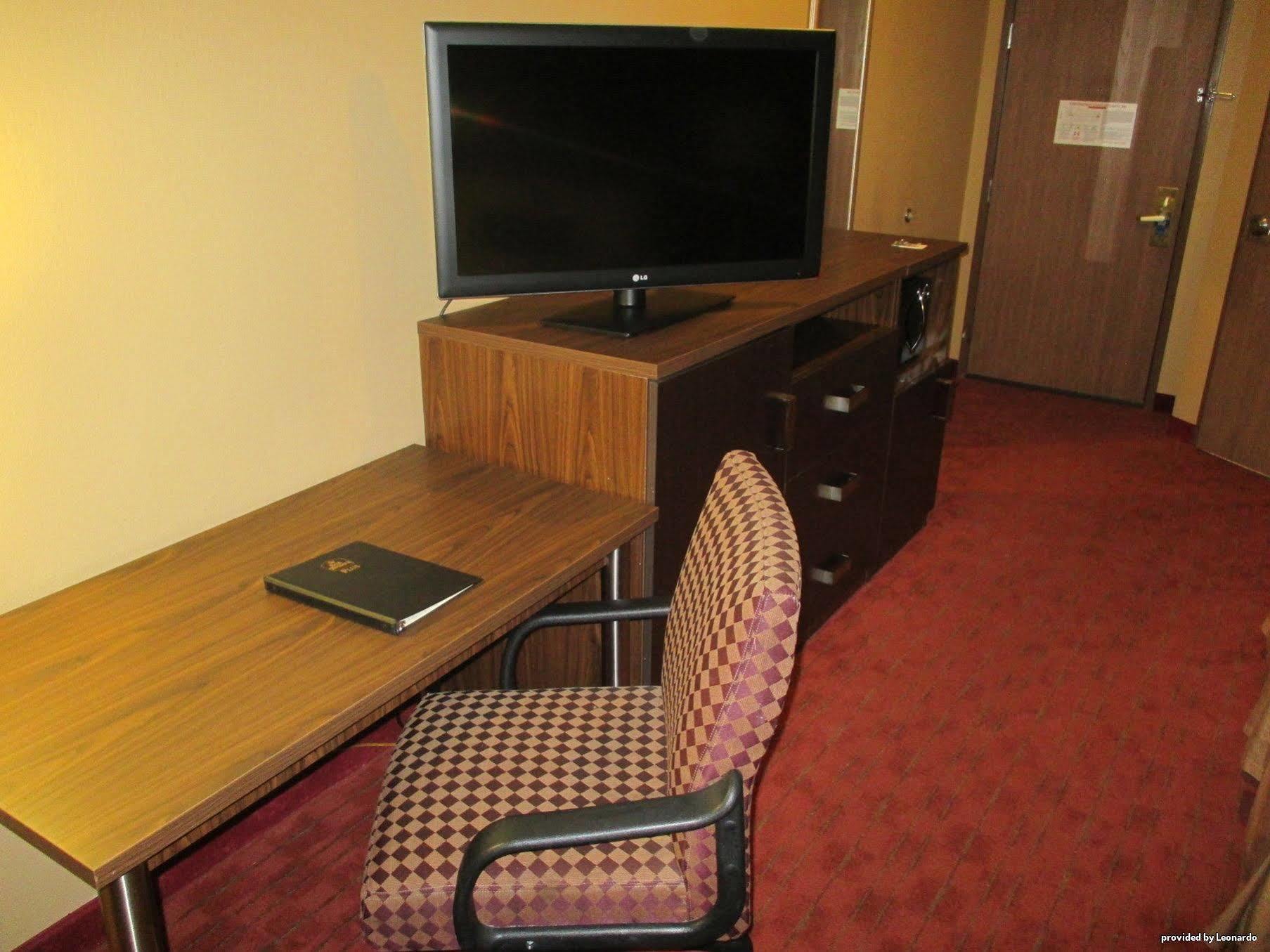 Western Woodland Hills And Hotel Tulsa