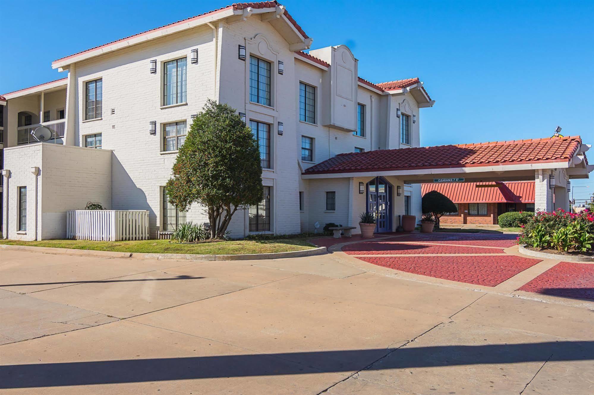 Baymont By Wyndham Broken Arrow Motel