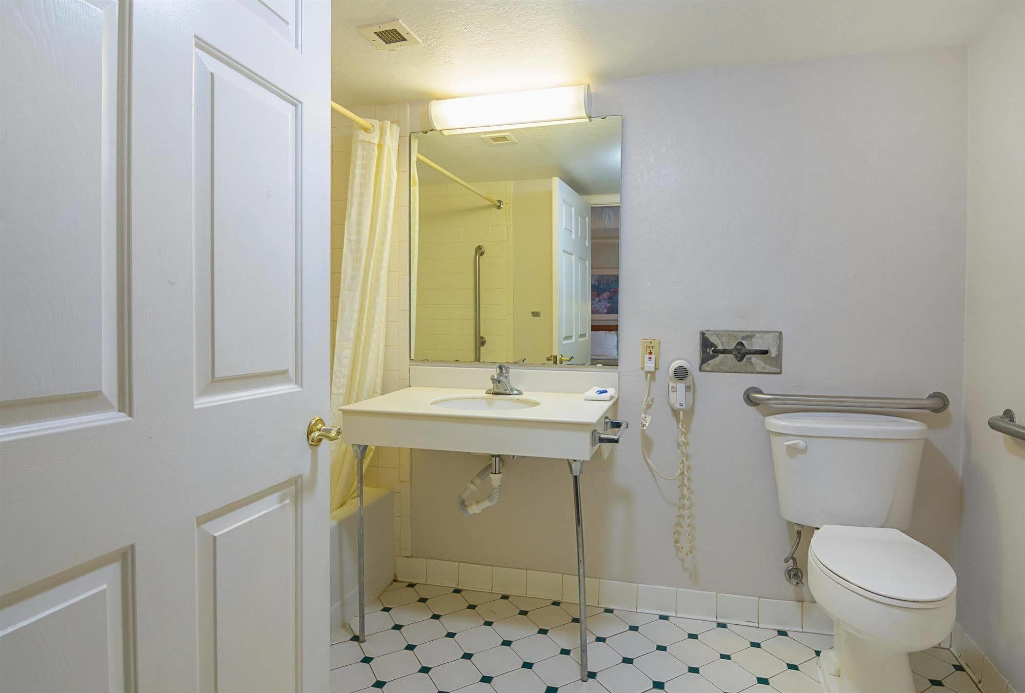Motel Baymont By Wyndham Broken Arrow 2*