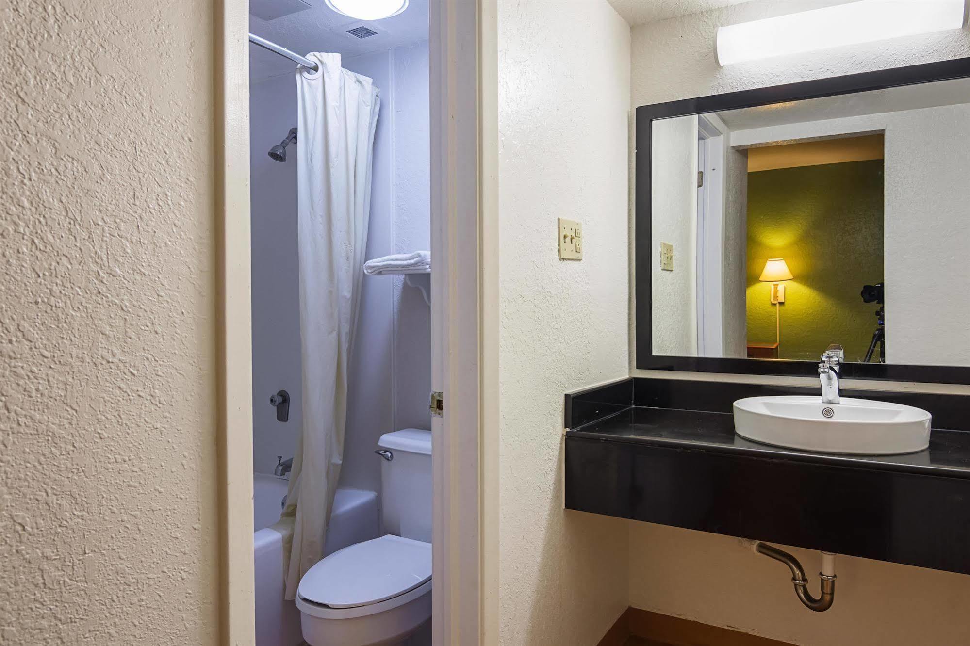 Baymont By Wyndham Broken Arrow 2*