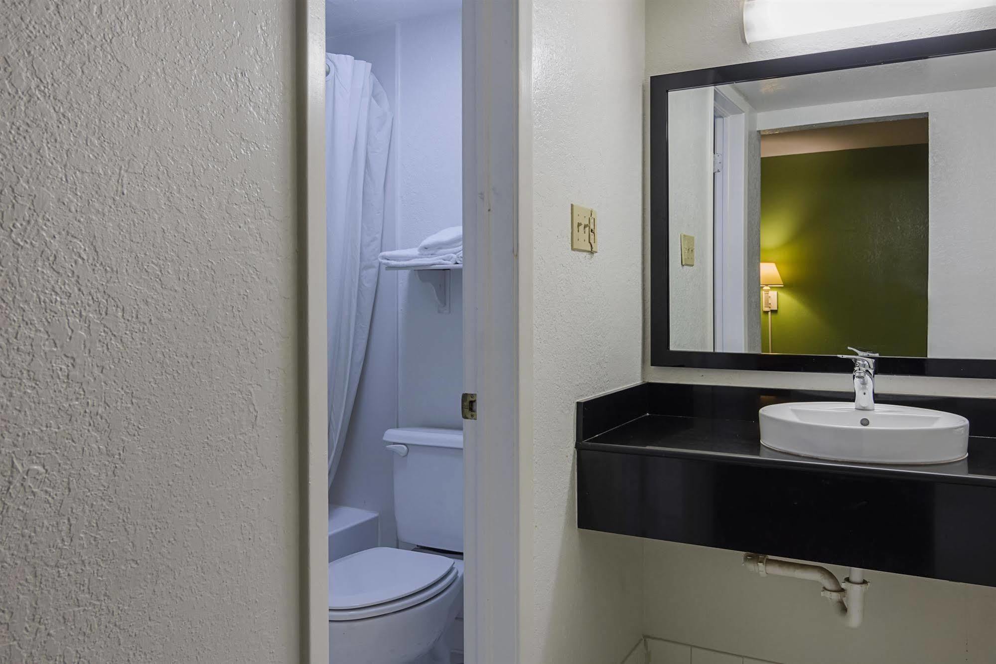Baymont By Wyndham Broken Arrow Motel 2*