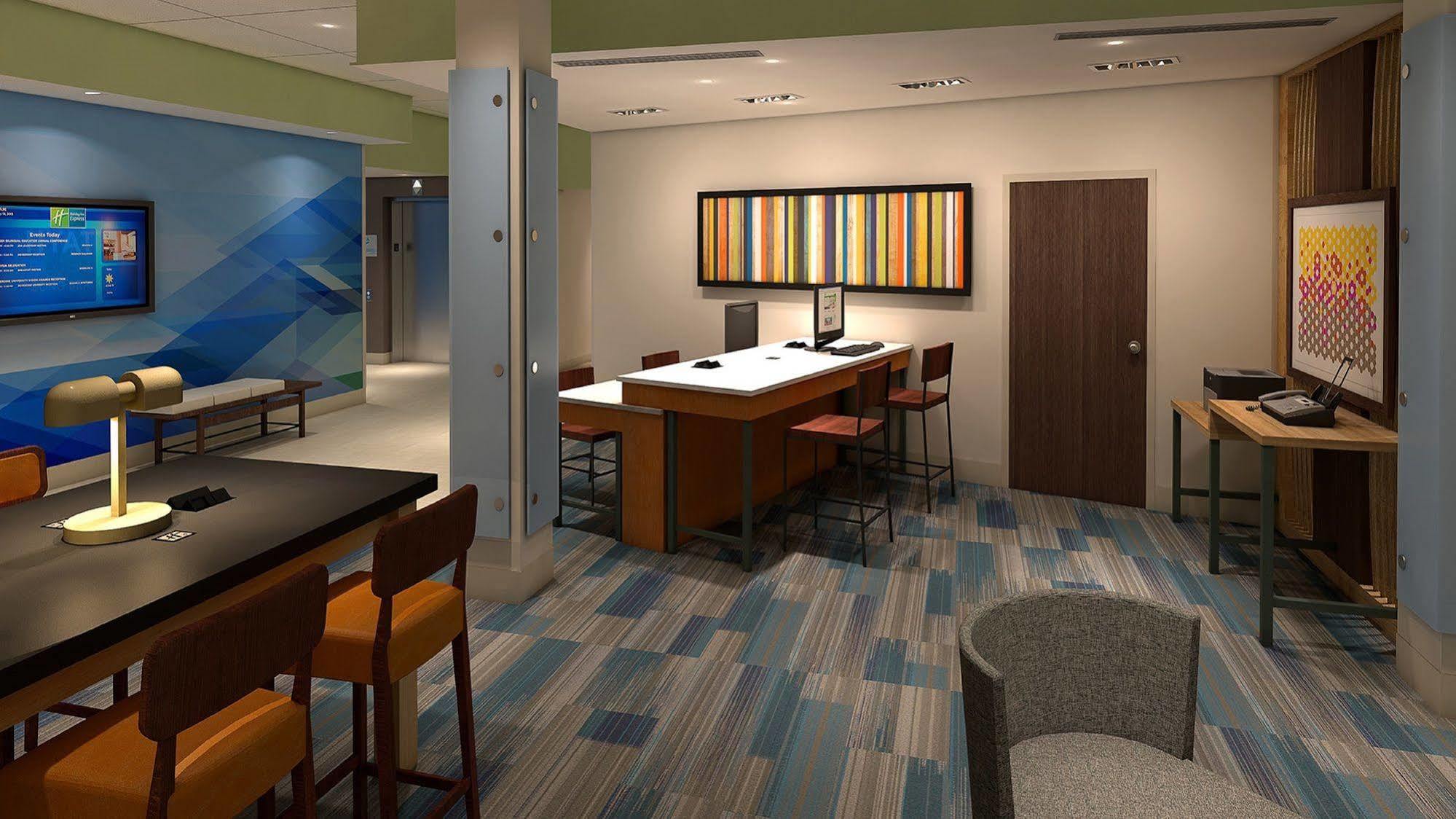 Express & South - Woodland Hills By Ihg