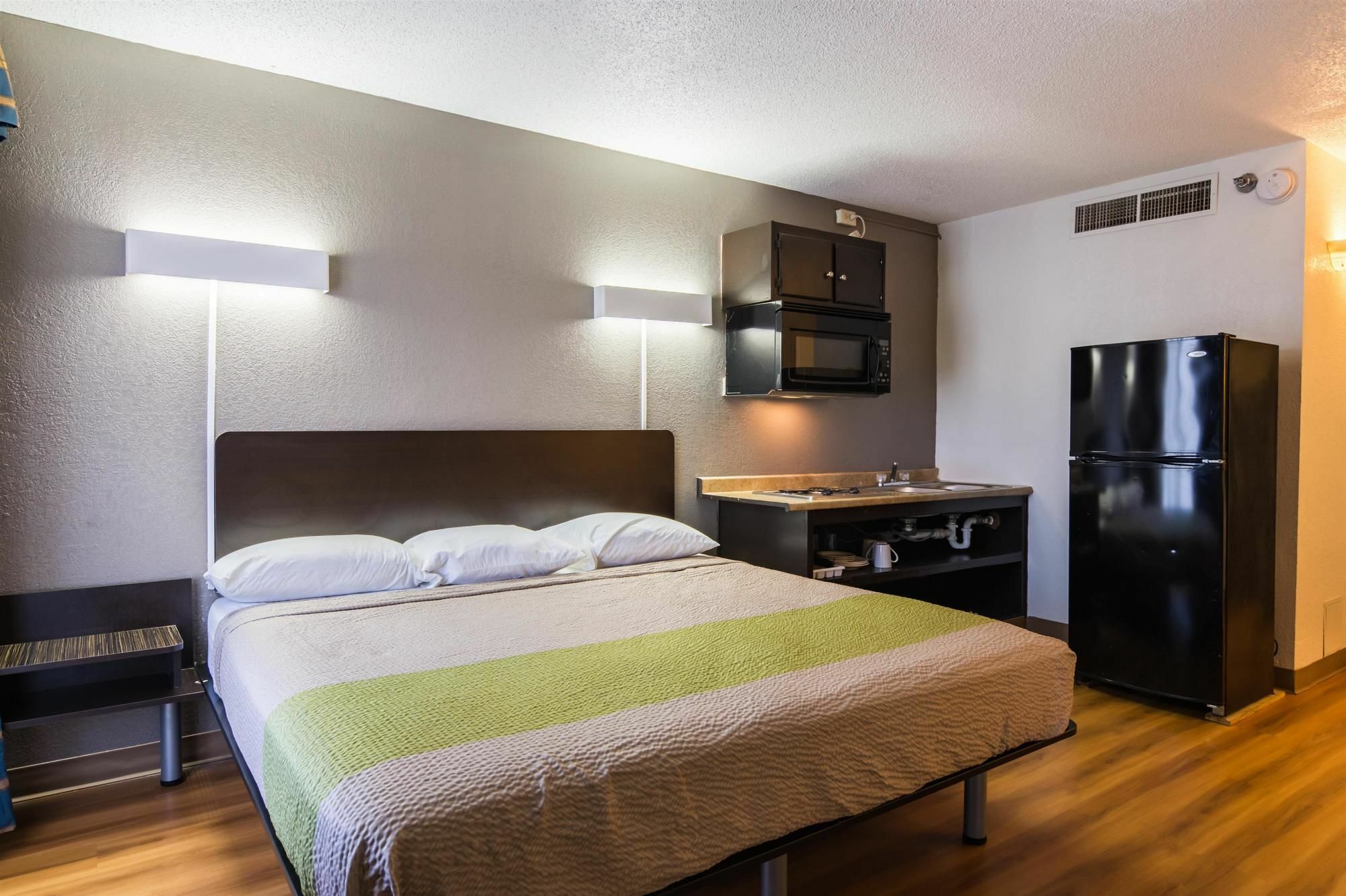 Hotel 6 Fairgrounds Tulsa