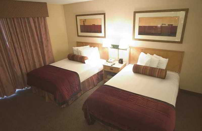 Hotel Embassy By Hilton I-44 3*