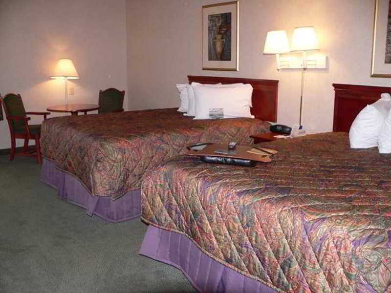 Hampton & Tulsa-woodland Hills Hotel 3*