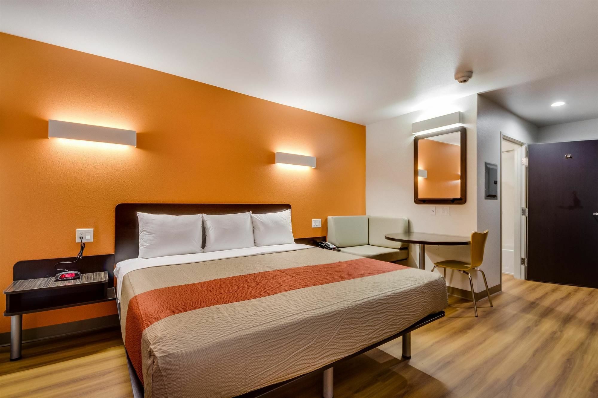Hotel 6 Tulsa, Ok 2*