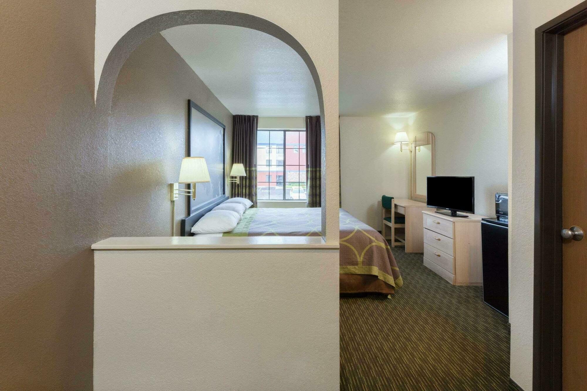 Hotel Super 8 By Wyndham Tulsa/downtown/east 2*