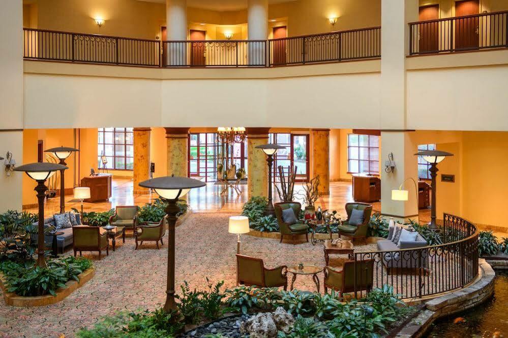 Renaissance & Convention Center Hotel 4*