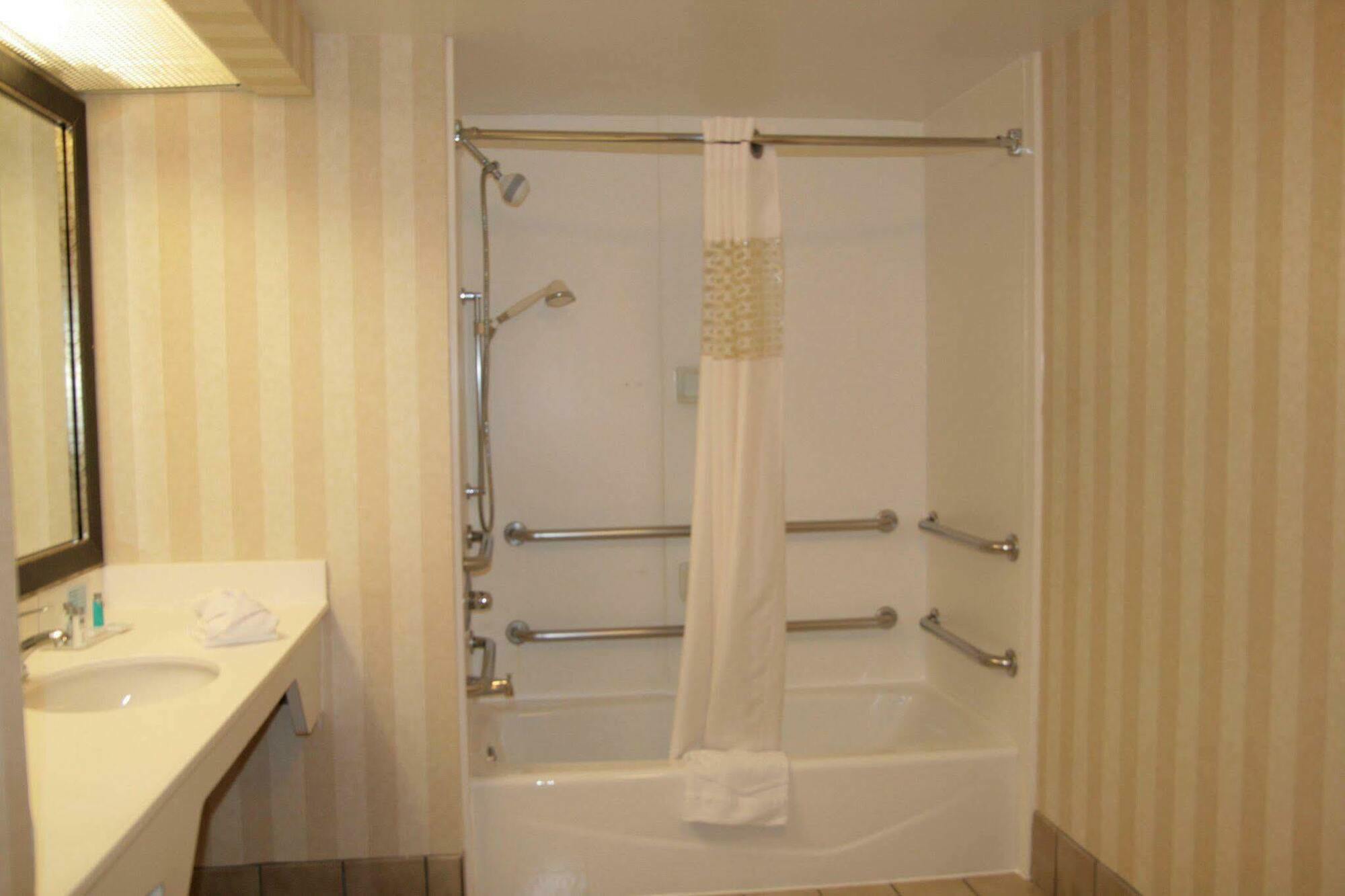 Hotel Hampton & Tulsa-woodland Hills 3*