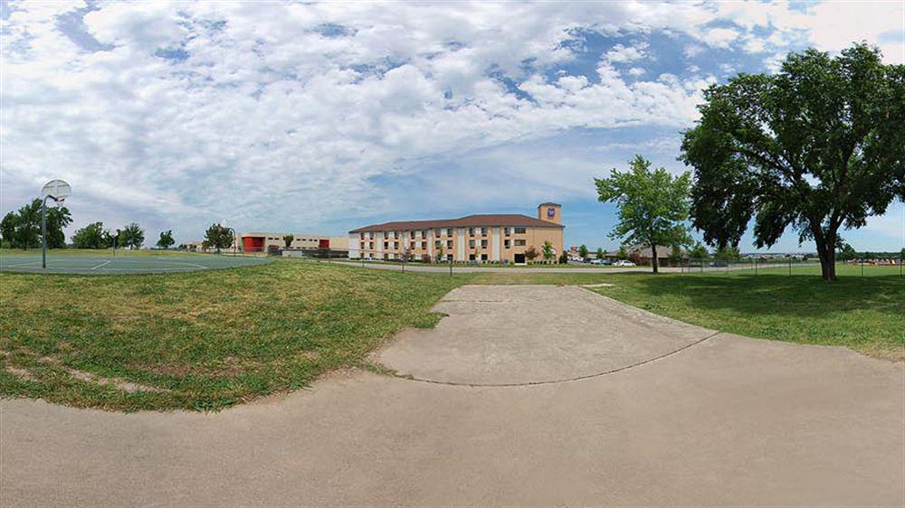 Western Woodland Hills And Hotel
