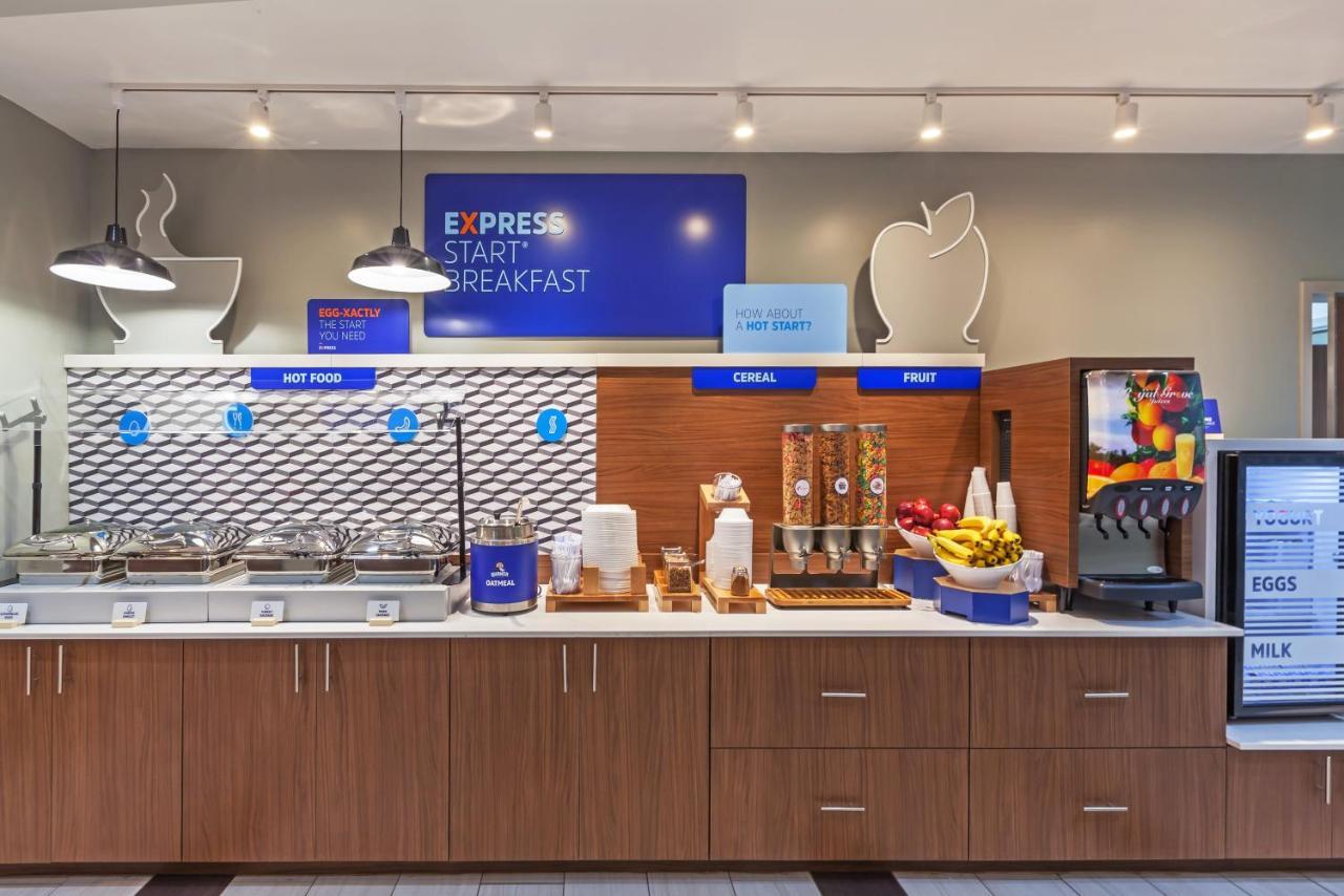 Express & South - Woodland Hills By Ihg