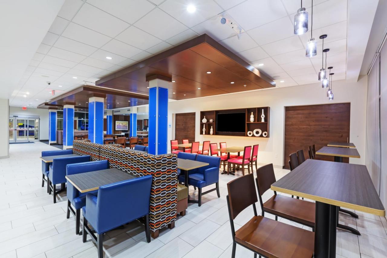 Express & South - Woodland Hills By Ihg 3*