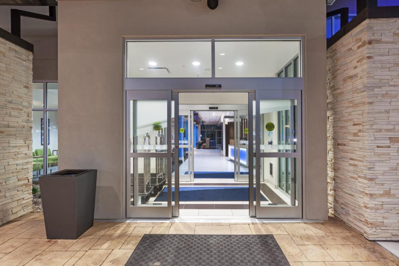 Express & South - Woodland Hills By Ihg 3*