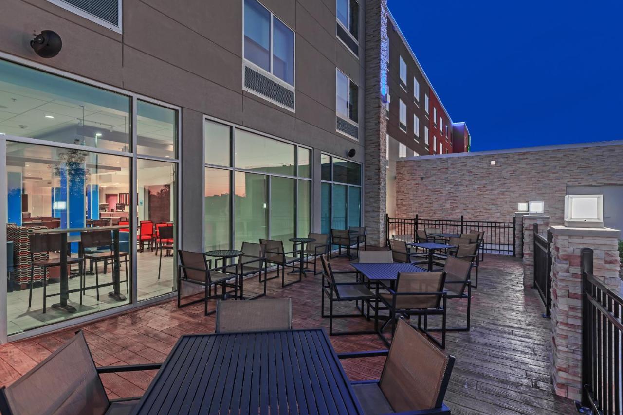 Hotel Express & South - Woodland Hills By Ihg