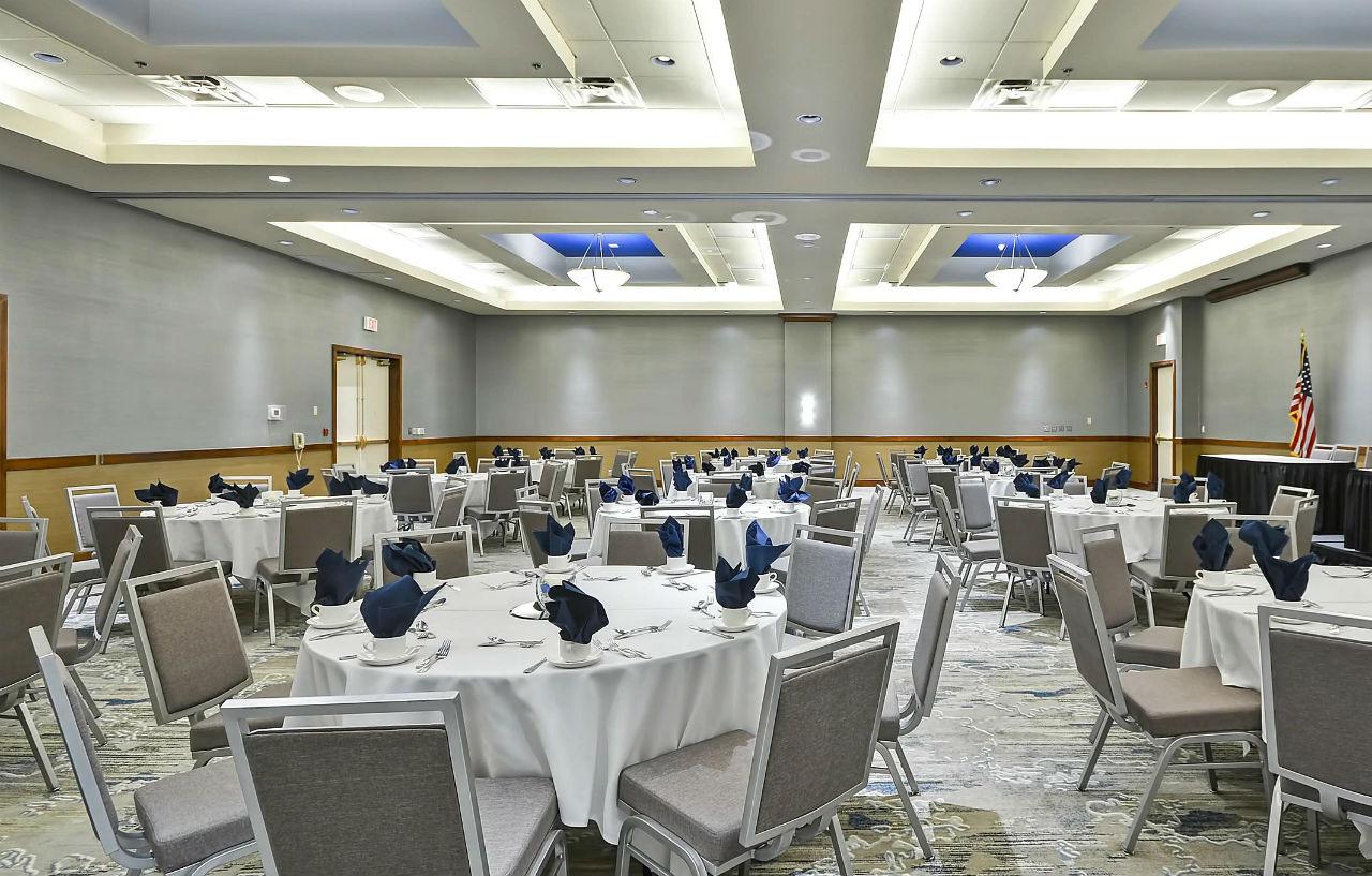 Crowne Plaza Southern Hills Hotel Tulsa