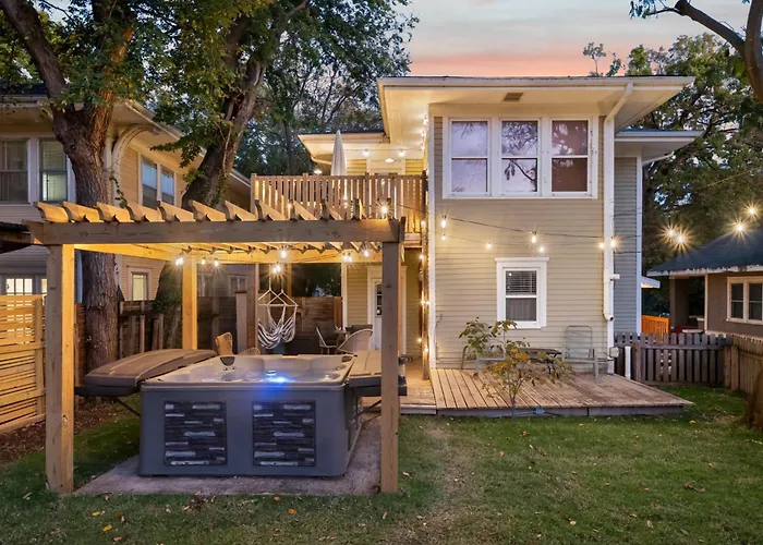 Hottub, Pool Table, Basketball, Firepit, Sleeps 8